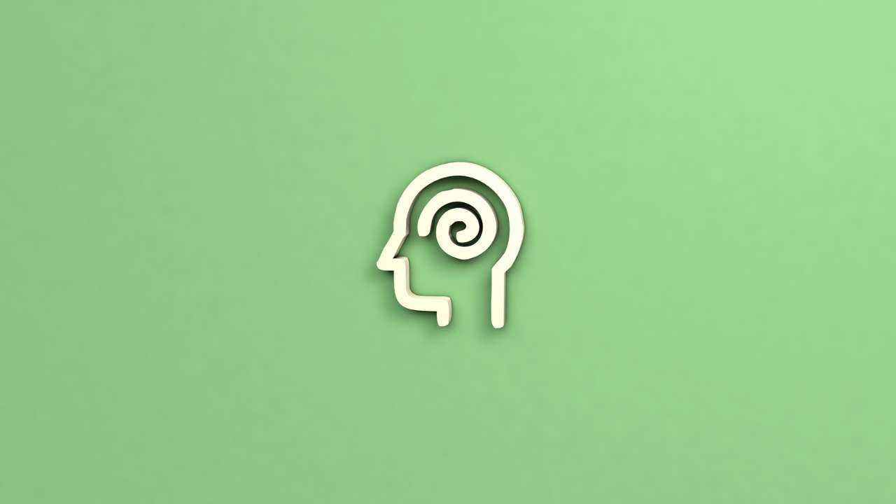 На зеленом фоне выложена форма головы человека и мозга, чтобы понять, как влияет на нас психология денег
