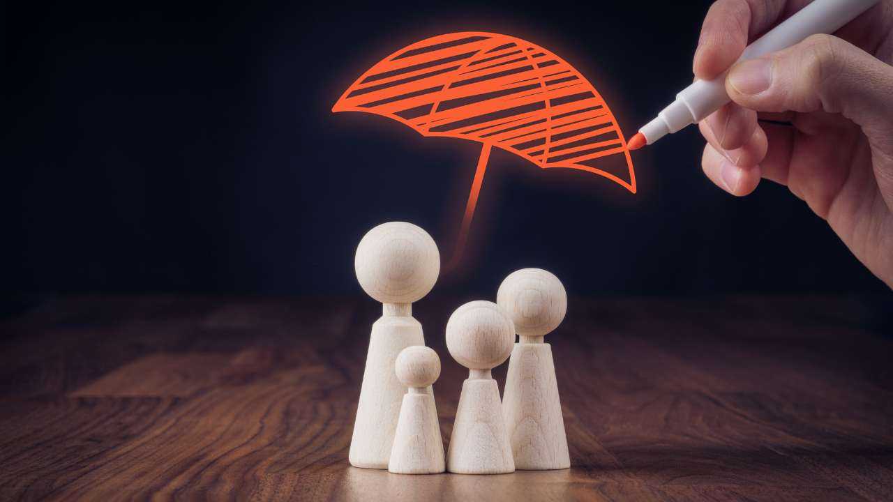 Koka figūras, virs kurām uzzīmēts lietussargs – pasargā sevi, veicot valsts sociālās apdrošināšanas obligātās iemaksas