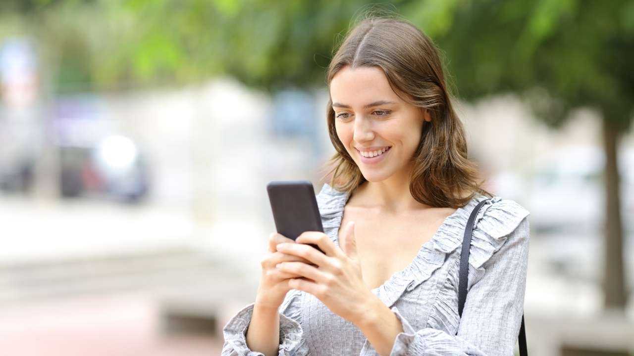 Девушка в телефоне читает подтверждение на кредит с 18 лет