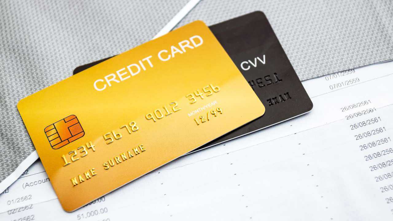 Две банковские карты лежат на банковских выписках, которые сделаны для получения проверенного займа на карту