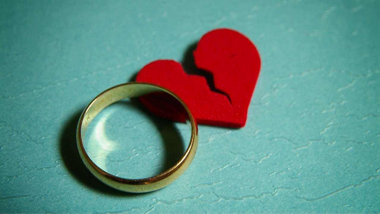 Stilizēta salauzta sirds ar laulības gredzenu – sāpīgās laulības šķiršanas izmaksas un sekas