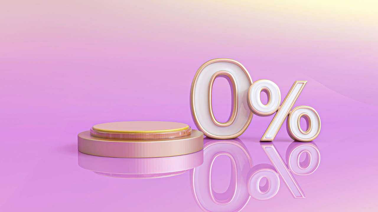 На розовом фоне видно три монетки и 0% – кредит с нулевой процентной ставкой