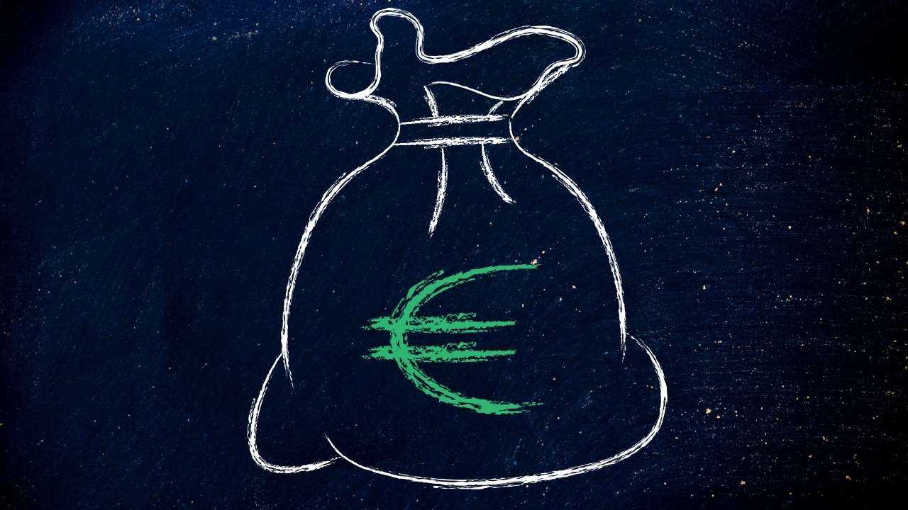 Uz tāfeles uzzīmēts maiss ar eiro – summa, kas saņemta kredītam pret ķīlu