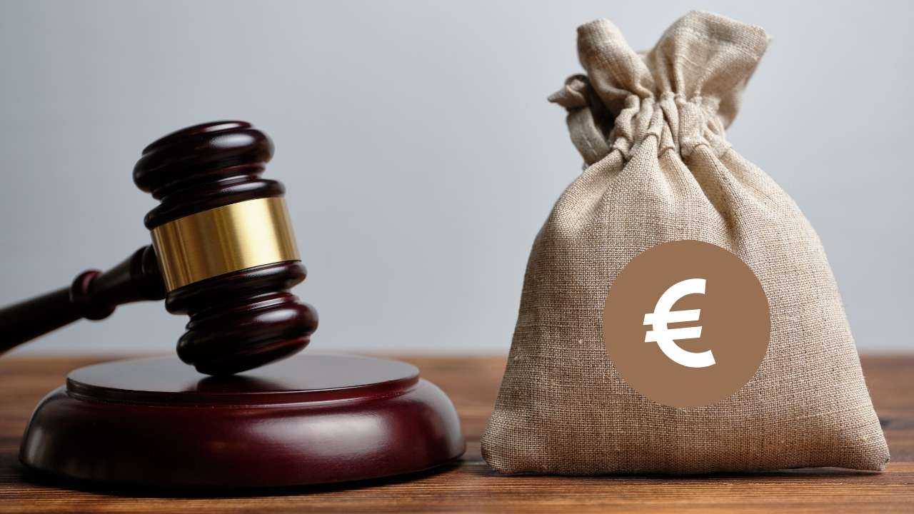 Судебный молоток и мешочек с евро – наследование денег и кредитов
