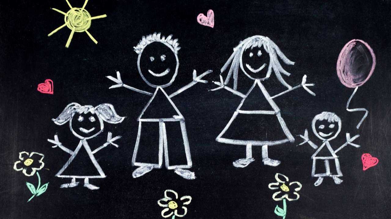 Uz tāfeles ar krītiņu uzzīmēta ģimene, kur vecākiem maksā bērnu naudu