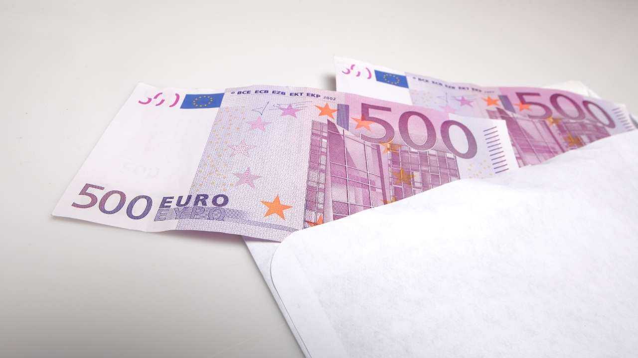 1000 eiro aploksnē: neoficiālie ienākumi