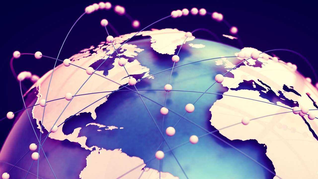 Globuss ar stilizēto naudas plūsmu simbolizē naudas pārskaitījumus visā pasaulē