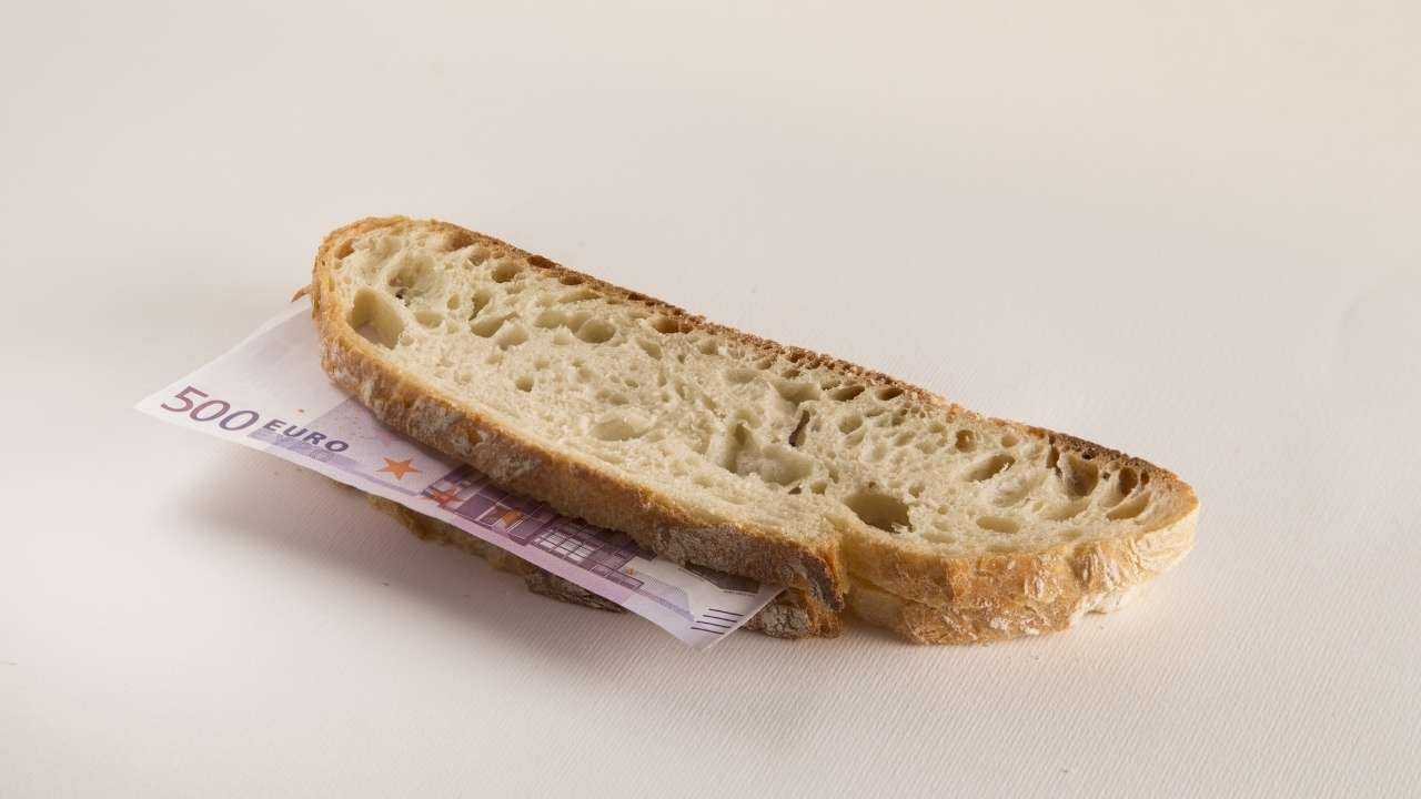 Minimālā alga Latvijā 2022 - 500 EUR starp divām maizes šķēlēm