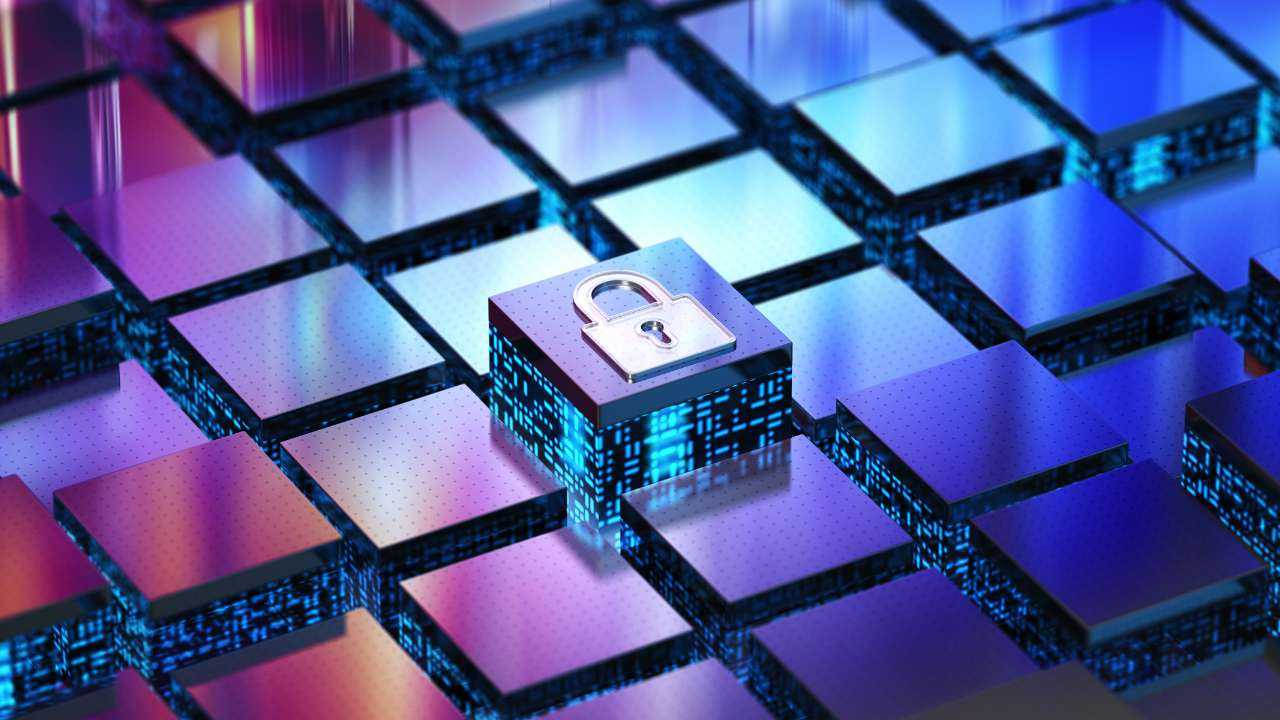Изображение с закрытым замком на фоне цифровых кубиков, символизирующее кибербезопасность