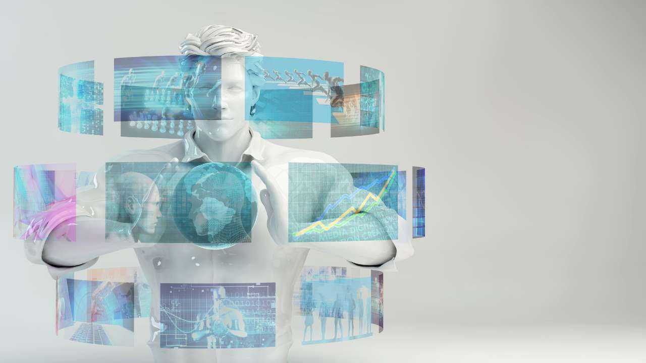 Cilvēka skulptūrai starp rokām ir virtuālā zeme, bet apkārt ekrāni ar digitālās ekonomikas attīstību posmiem