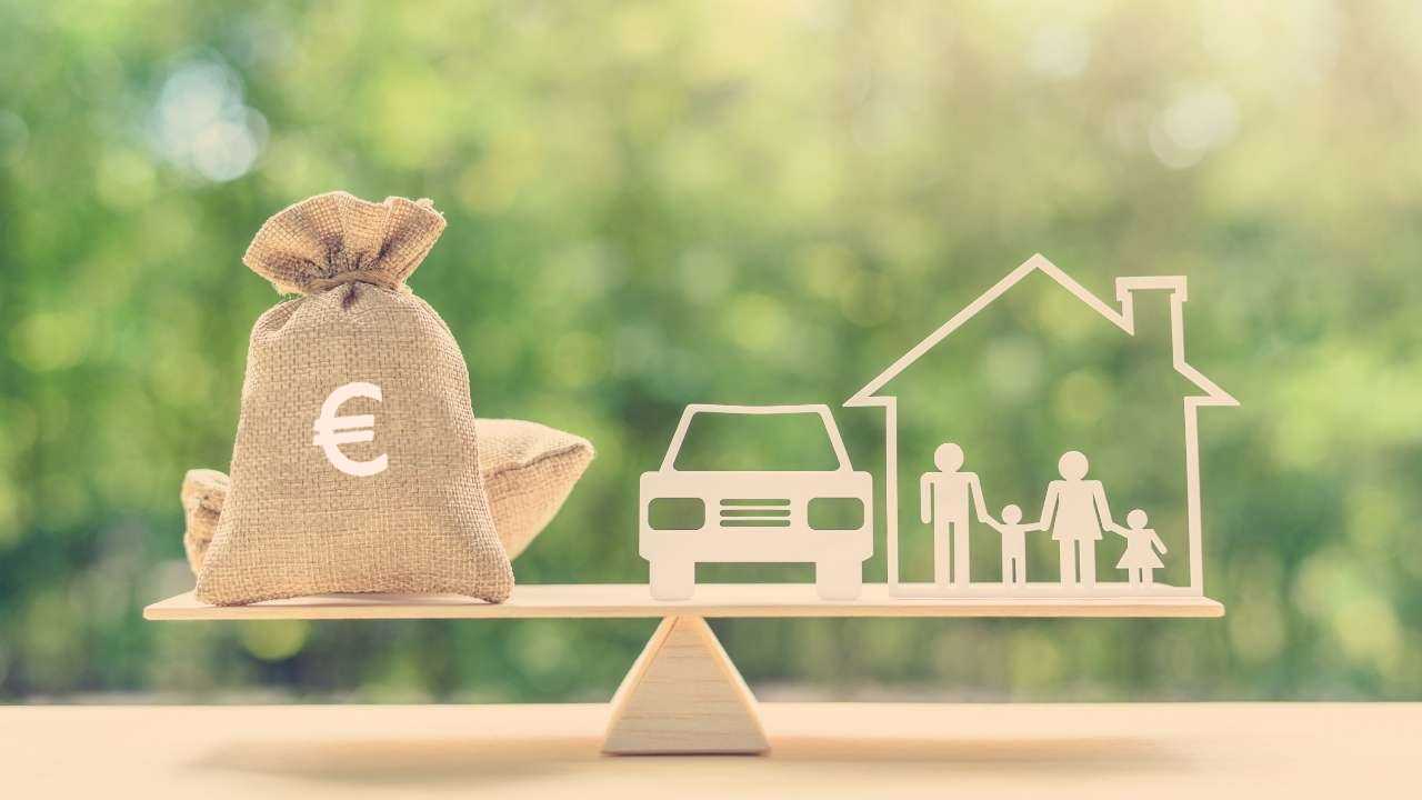 Koka svari, kur vienā pusē maisiņš ar eiro un otrā pusē stilizētā ģimene ar iegādāto ar ilgtermiņa aizdevuma palīdzību māju un mašīnu
