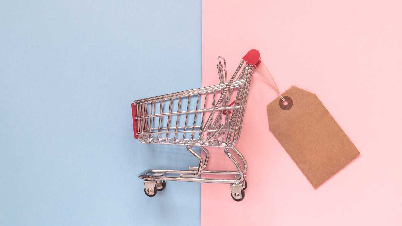 Розово-голубой фон и продуктовая корзина с ценником – при ценообразовании нужно учесть множество аспектов