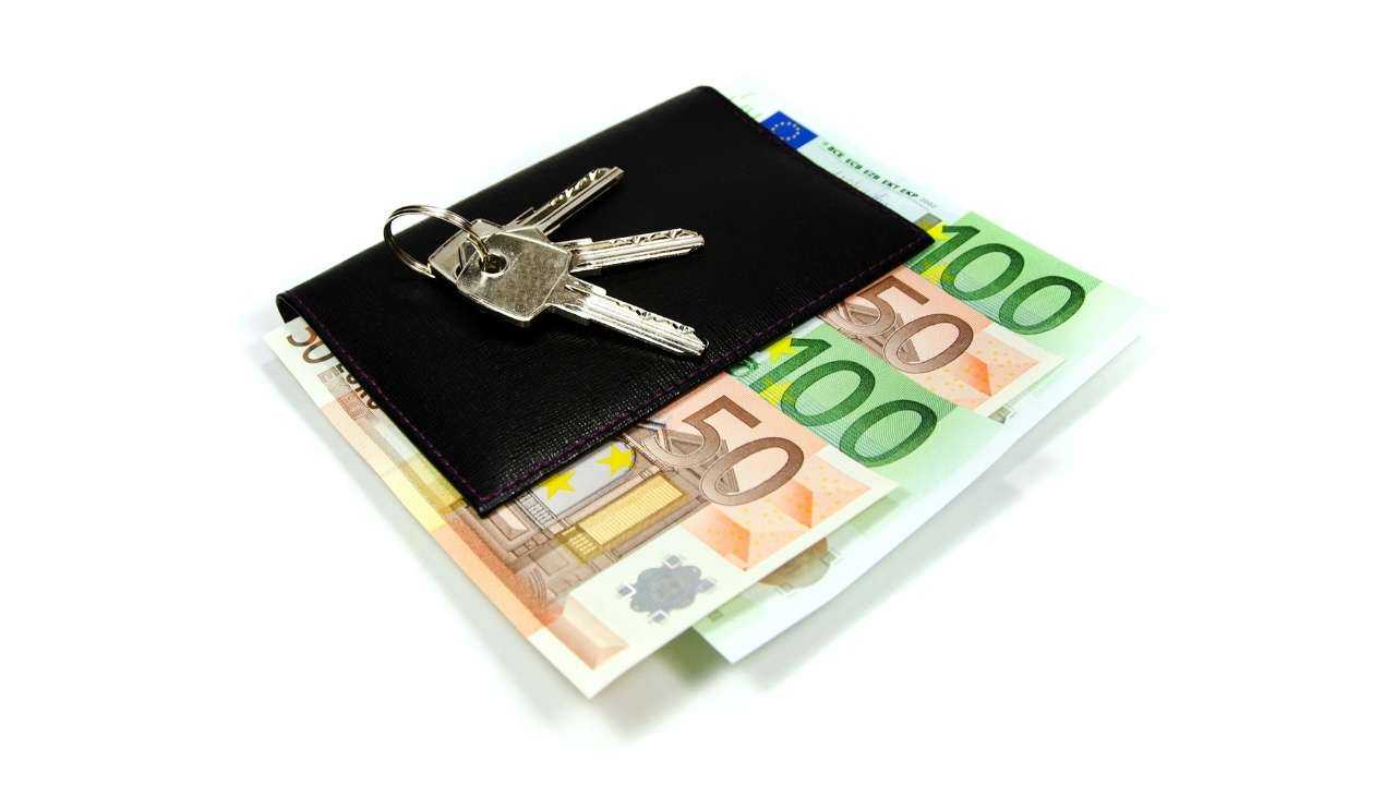 Atslēgas no dzīvokļa un pase, kurā starp lapām ir ielikta drošības nauda