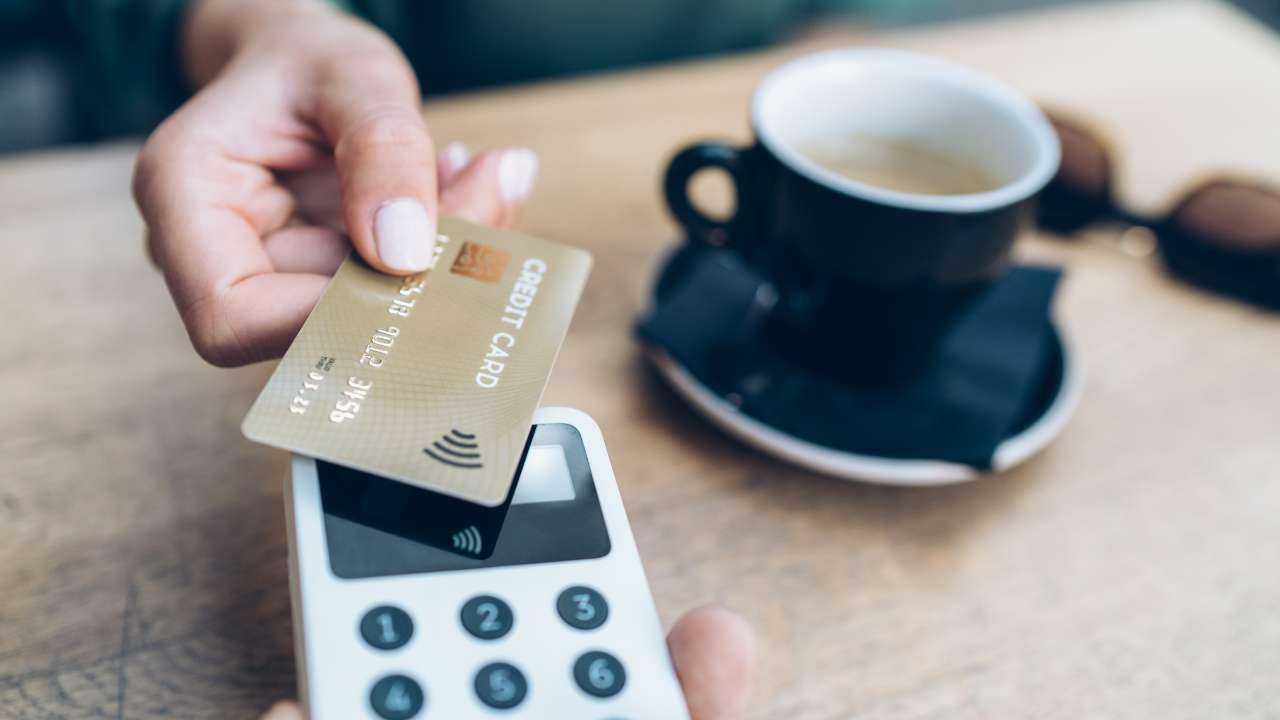 Sieviete maksā par pasūtīto kafiju restorānā ar bezskaidras naudas norēķina veidu – kredītkarti