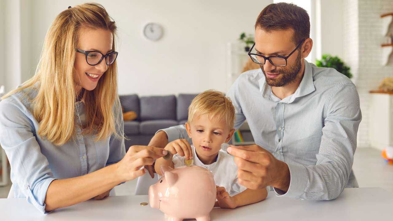 Vecāki ar bērnu kopā liek krājkasītē eiro monētas, jo māca savam dēlam finanšu pratību
