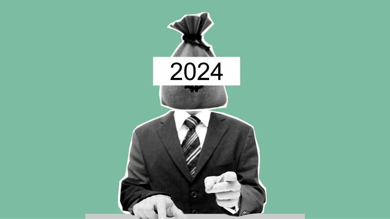 Attēlā redzams cilvēks uzvalkā ar naudas maisu galvā un uzlīmi “2024”, simbolizējot nodokļu izmaiņas sākot ar 2024. gadu