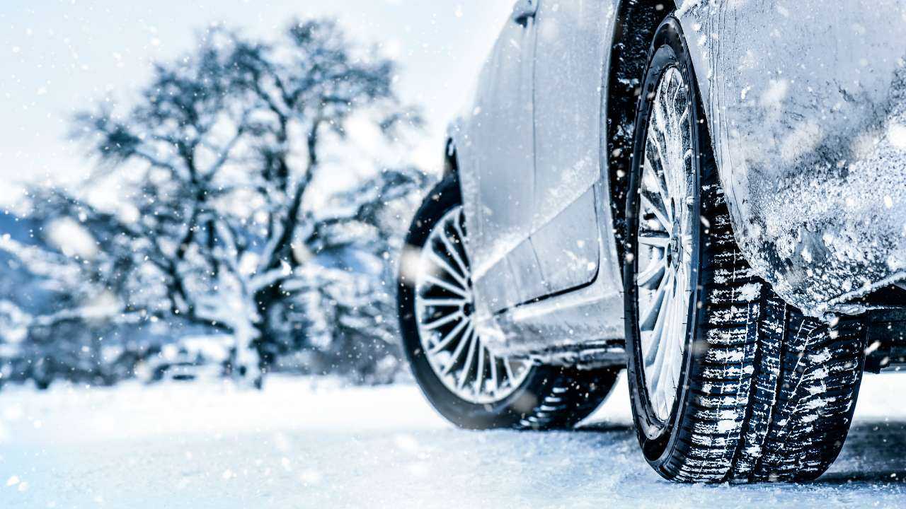 Tuvplānā auto riepas uz sniegota ceļa, jo drošība ziemā ir garantēta pateicoties noformētai mašīnas apdrošināšanai internetā