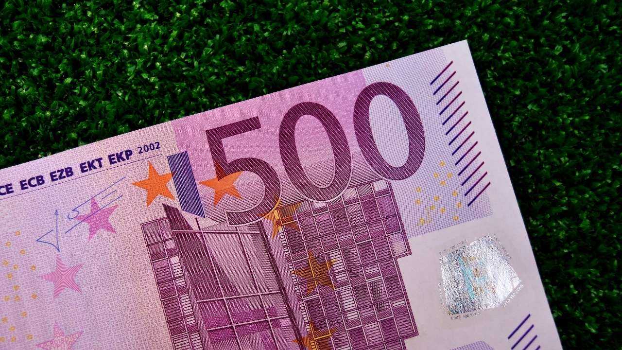 500 евро – минимальная зарплата в Латвии в 2022 году