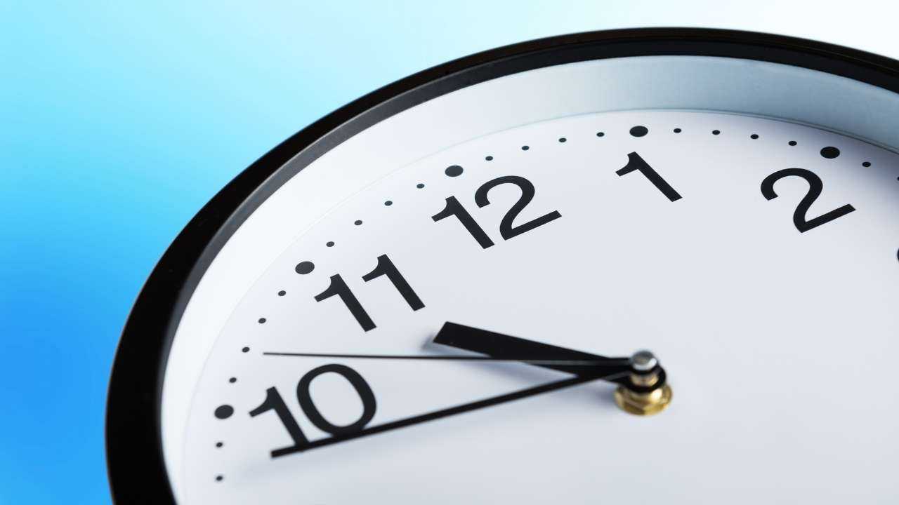 Pulkstenis, kur norādīts laiks, kad sāk skaitīties nakts stundas, par kurām var saņemt samaksu