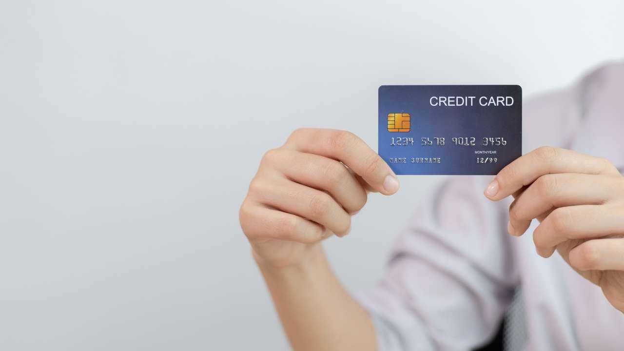Девушка в руках держит кредитную карту с оформленной кредитной линией