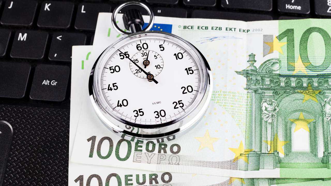 На клавиатуре лежат две купюры по 100 евро и часы, потому что краткосрочные займы – это быстро и удобно