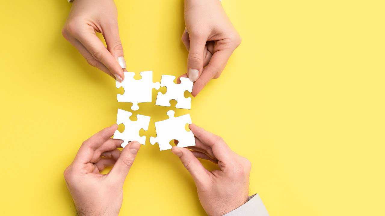 Divas personas apvieno četrus puzles gabaliņus, jo aizdevumu apvienošana ļauj apvienot vairākas kredītsaistības