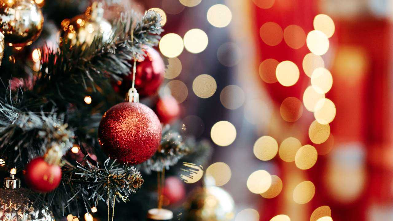 Украшенная красными шарами елка к Рождеству, к которому лучше начинать готовиться заранее
