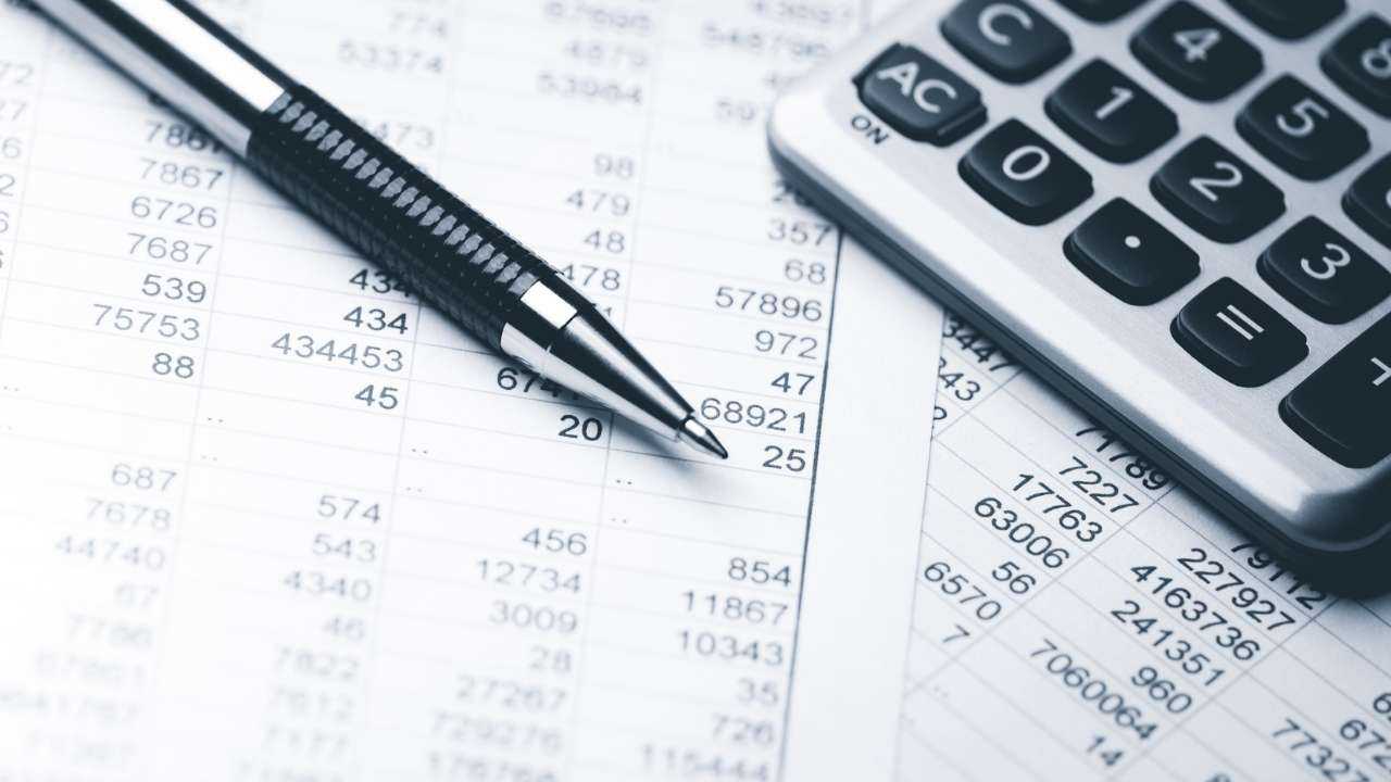 Kalkulators un uzņēmuma debeta un kredīta pārskats