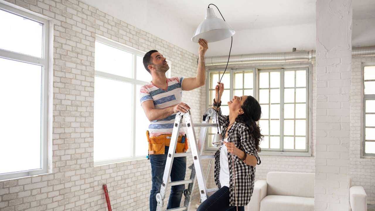 Pāris paņēma kredītu mājokļa remontam un tagad liek griestu lampu savā viesistabā
