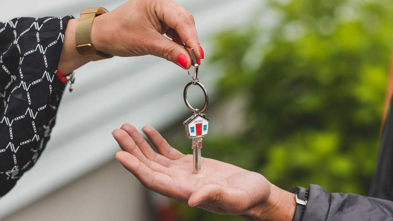 Hipotekārais kredīts palīdzēja iegādāties savu mājokli un vīrietis saņem atslēgu no savām jaunajām mājām